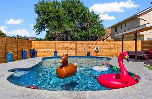 New Remodeled 4BR - Pool+Jacuzzi+PoolTable+Karaoke Stage+Arcades near Domain