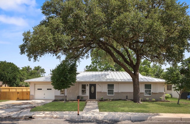 NEW remodeled Charming Home. 3-bedroom/2 full bath close to downtown Boerne.