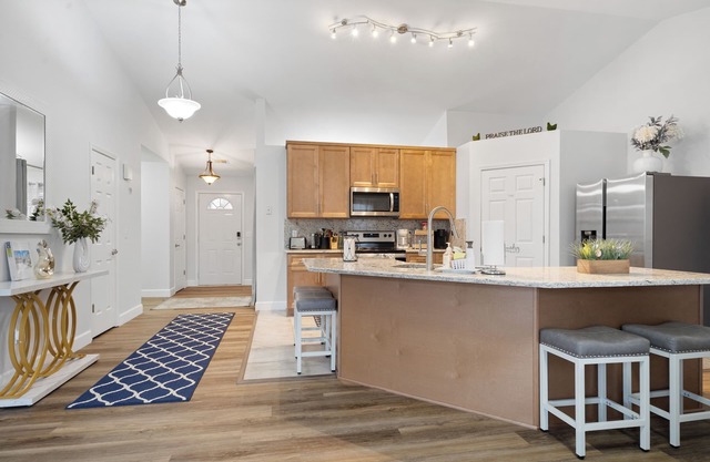 New remodeled home with patio in cul-de-sac. 12 sleep accommodating.
