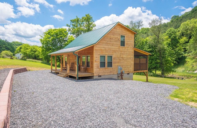 New River Log Cabin + HOT TUB + Fire Pit