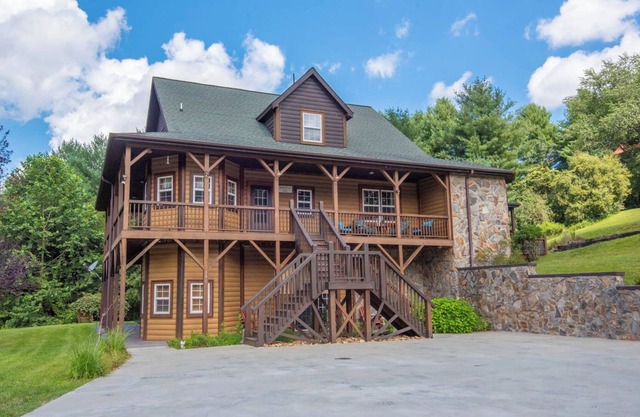 New River Log Cabin - Hot Tub - River Access - Game Room!