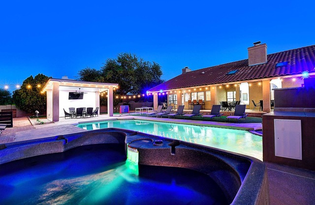 NEW Scottsdalestays Multimillion Estate,Pool & Pickleball-Basketball Courts.