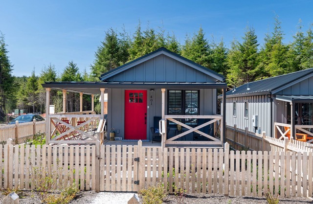 New* Seabrook's Sara Sea, hot tub and fully-fenced yard