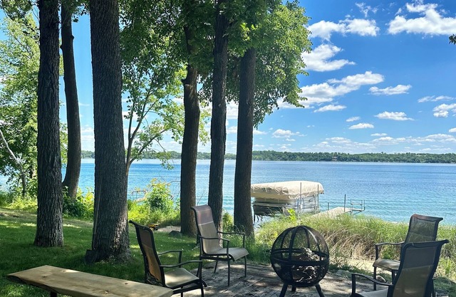 NEW! Serene lakeside cabin with crystal clear waters on Eagle Lake.