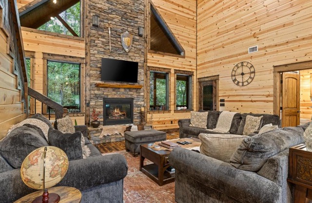 New! Sherwood Chateau - Borders National Forest, 1 mile to Lake, Secluded!