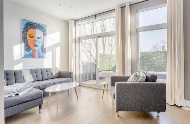 NEW Spacious BEACHES townhouse w/ parking & office