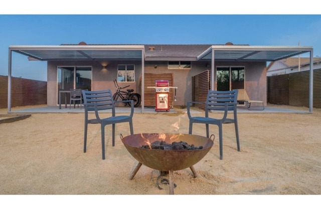 *NEW* Split Rock Cottage | Hot Tub | One Block From Joshua Tree Village