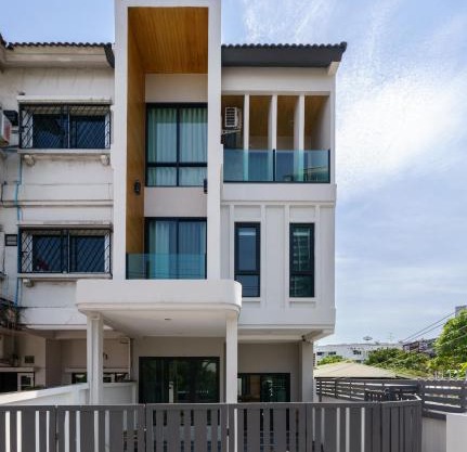 New Stylish Modern Home 4BR 12pax 200m BTS PhraKhanong