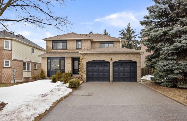 New tastefully renovated home-Modern kitchen-Large Ensuites-Central location