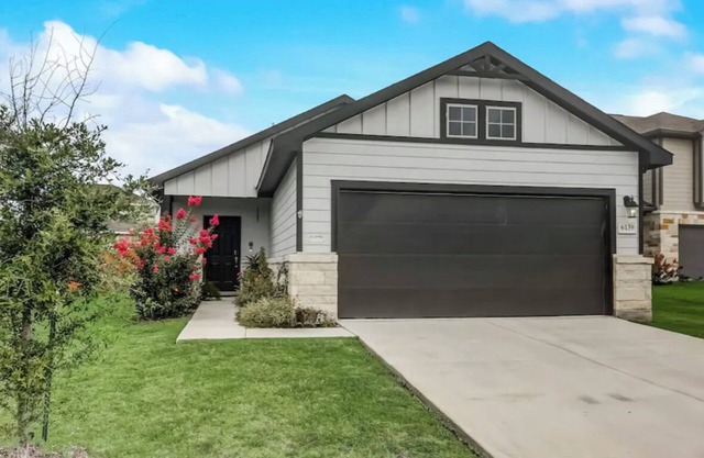 NEW! Texy-Mexy Bungalow: Spacious 3-Bedroom House w/Full Access & Pets Welcome!