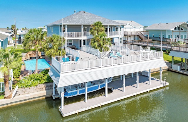 NEW to Vrbo! Private Pool w/Slide, Elevator, 2 Living Areas, Easy Bay Access
