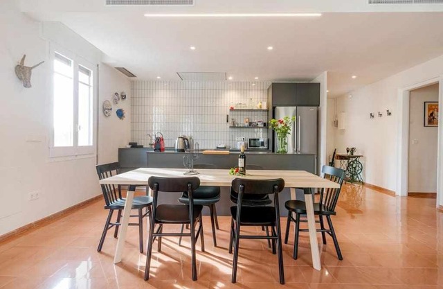 New top floor apt with a lot of light & air-con