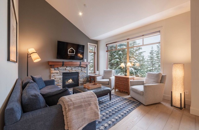 NEW! Townhome | Wifi | Complex hot tub | BBQ