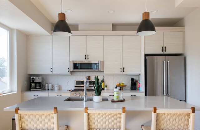 New townhome with private rooftop deck and beautiful Mountain Views, 5 min to DU