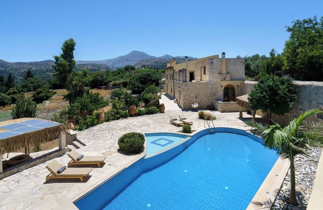 New Traditional Villa with Private Pool & 3 Apartments near Rethymno Town