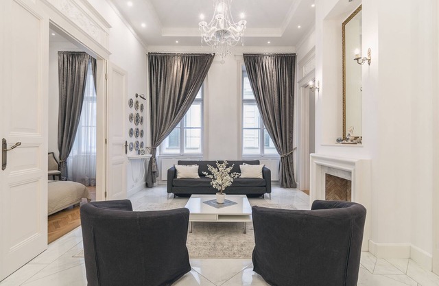 New Ultra Luxurious Central 2 Bedroom apartment with AC by the Basilica