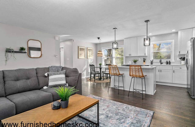 New Updates 2BRHome/Close to Plaza/Quiet/Walkable