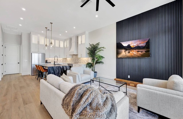 New Upscale Retreat Downtown Dunedin w/Balcony! Sleeps 4