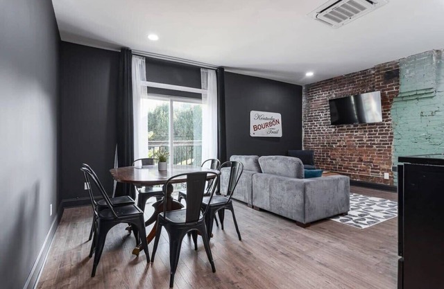 New! Urban Highlands Condo - sleeps 6, walkable!