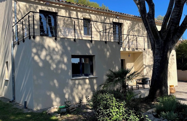 New villa with real Jacuzzi in a green setting 20 minutes from the beaches