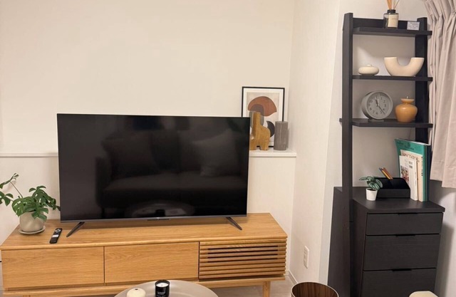 Newly - built 2 - bed 1 - living - room luxury apt, Rm 1302,