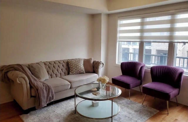 Newly built Bright & Cosy Townhome W/Parking
