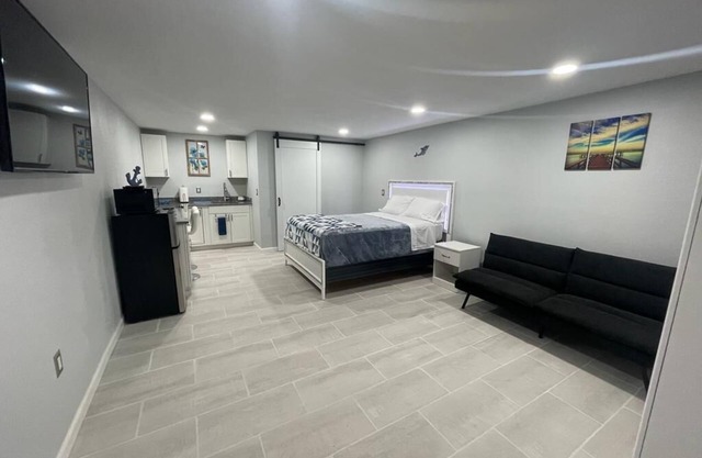 NEWLY BUILT COZY STUDIO B 7 MINUTES FROM NOKOMIS BEACH!