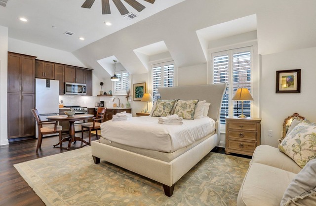 Newly Built High-end Carriage House Steps to Riverfront by Lucky Savannah