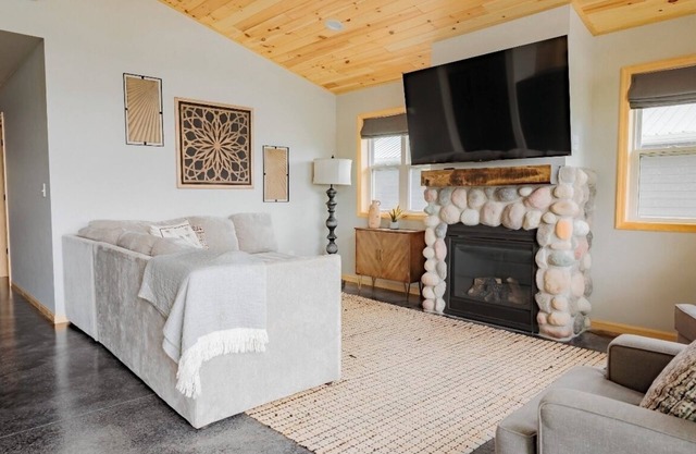 Newly Built Lakeshore Home on 2400 acre Full-Recreation Lake