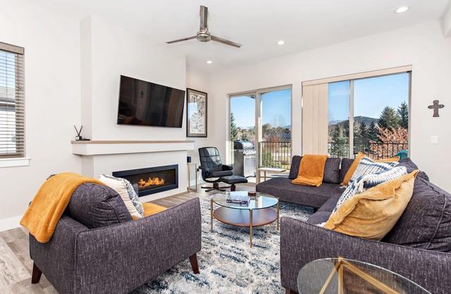 Newly Built, Stylish Modern Condo w/Hot Tub & Large Balcony, 30 mi. to Aspen!