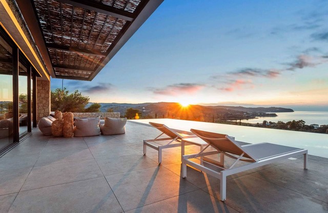 Newly constructed Luxurious Family Villa with Infinity Sunset & Tennis court!
