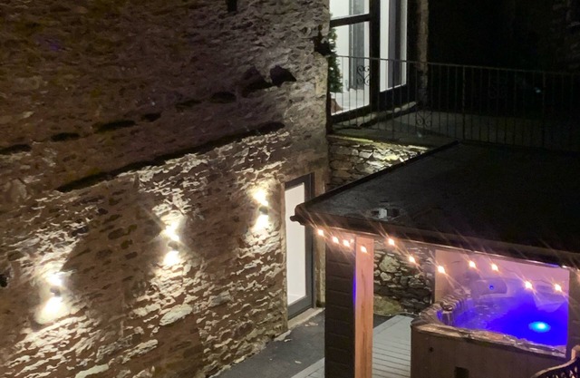 Newly converted barn with hot tub,stylish interior and outdoor space