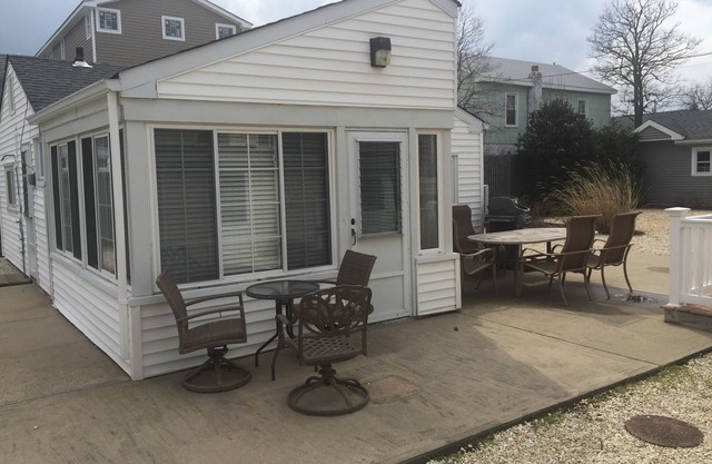 Newly Decorated 2BR Cottage Lavallette, Sleeps 5, I/O Shwrs, A/C,Wi-Fi W/D