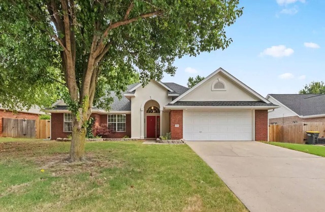Newly decorated super clean spacious home next to the new Johnson square