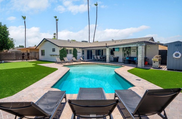 Newly Furnished | Sparkling pool | Sleeps 9