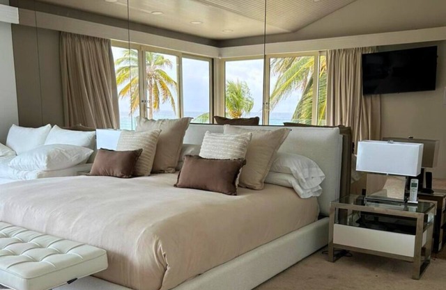 Newly Redecorated 2025 Oceanfront Villa—Malmok Beach, Aruba. Sleeps 18!