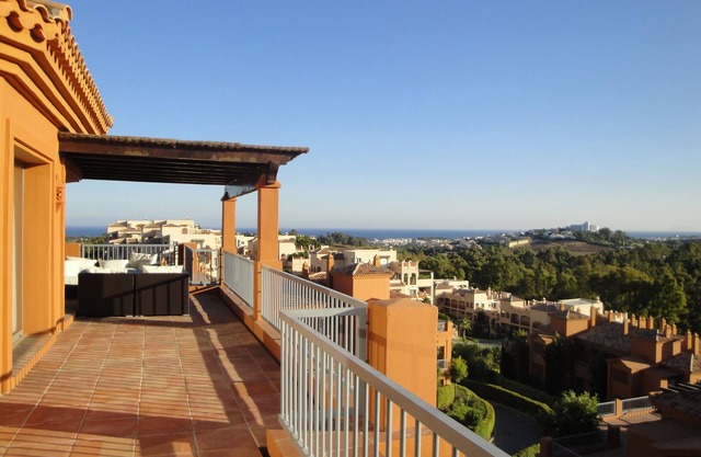 Newly redecorated 3 Bedroom Luxury Penthouse With Amazing Views!