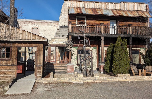 Newly redecorated, vintage 2-bedroom apartment with WiFi in Saint Anthony