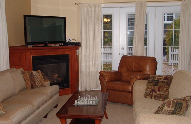 Newly refreshed lovely quiet 3 bdrm corner unit, fully furnished, hi speed wifi