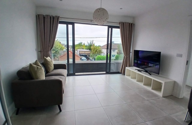 Newly Refurbed 2BD W/Wraparound Balcony,5k to City