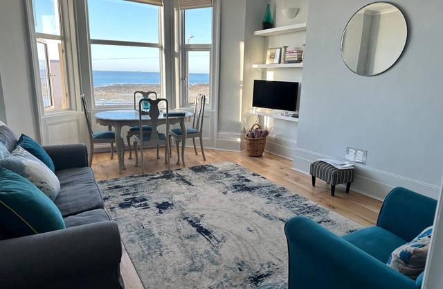 Newly Refurbished - Margate Sunset Retreat - Direct Sea Views