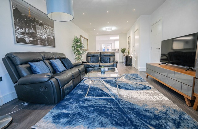 Newly Refurbished Modern 4 Bed Detached House