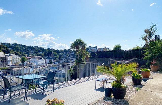 Newly refurbished Spacious one bed pet friendly apartment with terrace