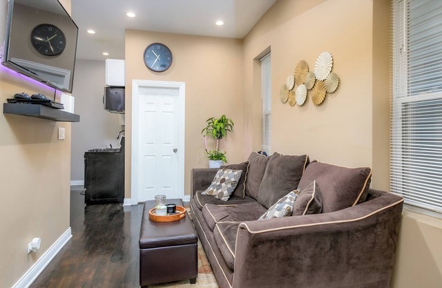 NEWLY REMODELED 2 bedroom, 10 min to downtown! McKinley park!