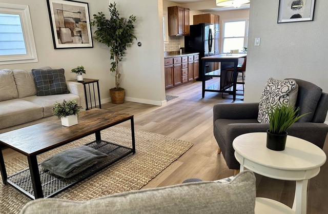 Newly remodeled 3 bedroom home. Steps from the legendary Surf Ballroom Sleeps 8!