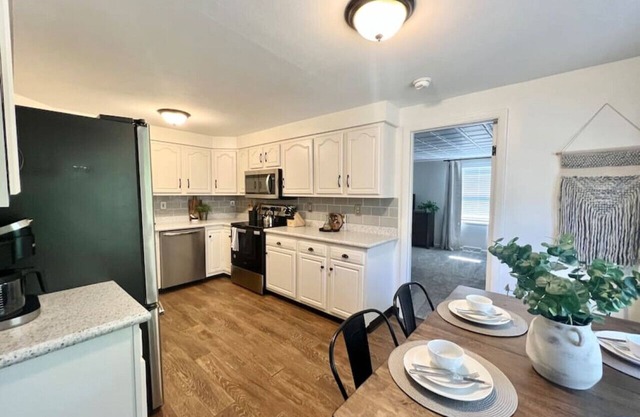 Newly Remodeled 4BR/1.5BA Home - Sleeps 8!