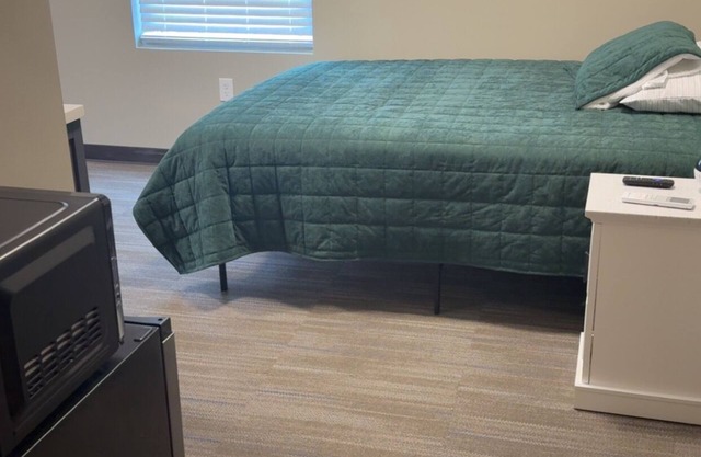 Newly Remodeled! - A4 Queen Rm Private Bathroom, Shared Shower (Lockable)