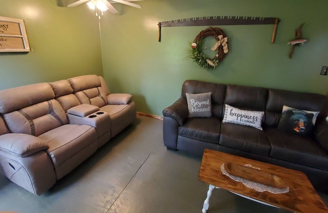 Newly Remodeled and Furnished 1 mile from Roaring River St Park!