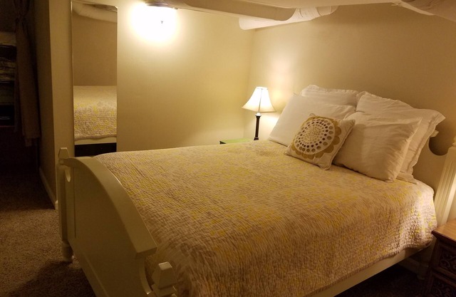 Newly Remodeled clean, comfy, quiet! Top Location! BikeScore 100! WalkScore96!