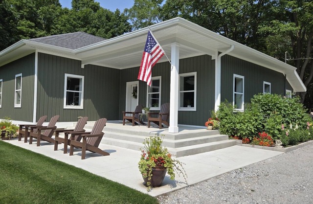 Newly Remodeled Cottage, 3 Bed, 2 Bath on 5 Acres-Walking distance to 2 Beaches